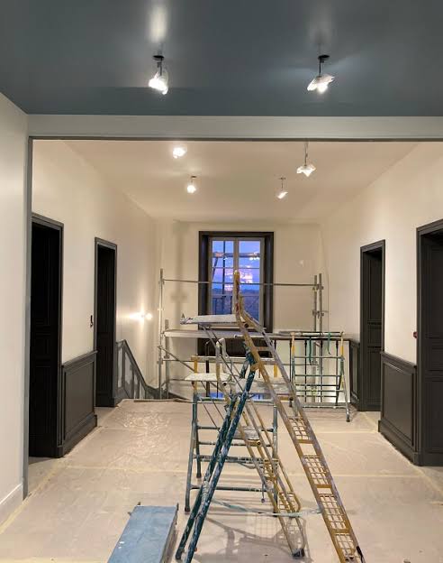 Couloir peinture plafond sombre